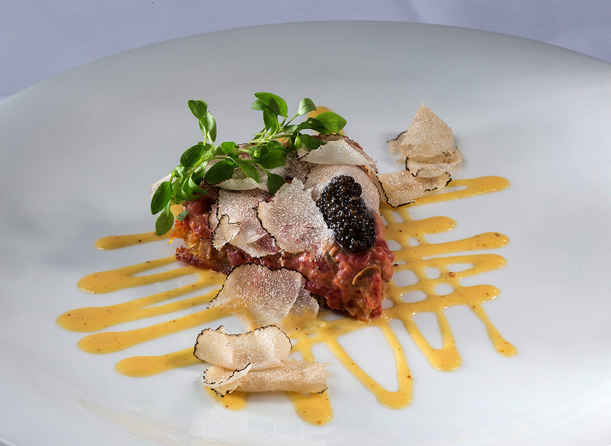 Beef Tartare Torte mit Trüffelmayonnaise und Rösti