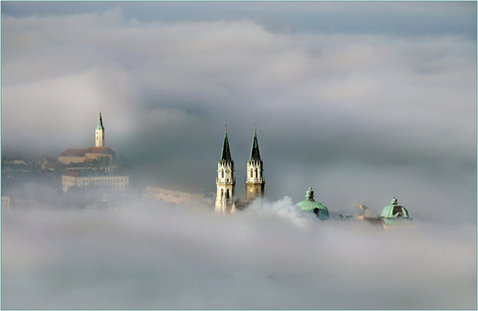 Stift Klosterneuburg im Nebel