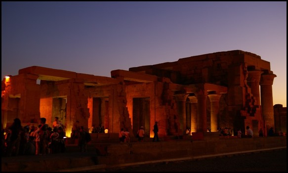 Tempel von Edfu bei Nacht