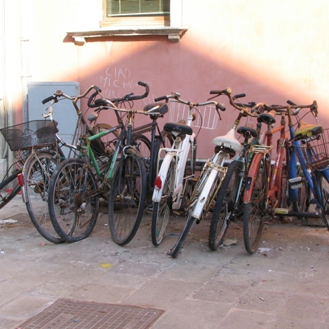 Haufen Fahrräder