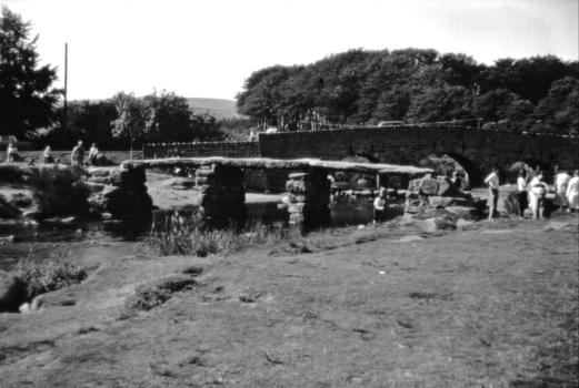 1978 Postbridge Clapper Bridge und benachbarte Steinbogenbrücke ...