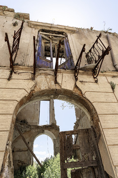Offenes Tor mit Balkon , Sizilien