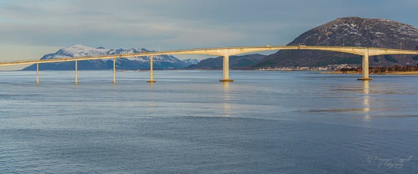 über diese Brücke ...