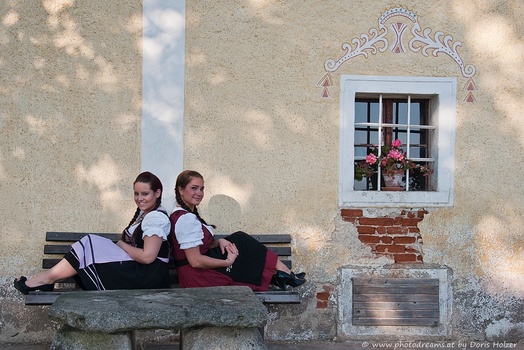 Zwoa Dirndln im Dirndl