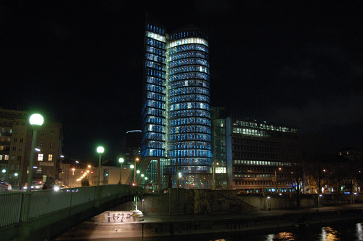 UNIQA Tower bei Nacht