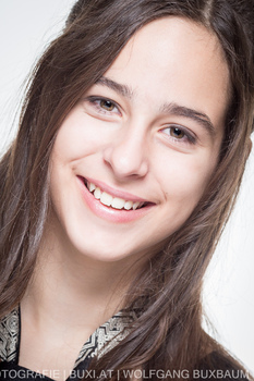 Portrait - junges strahlendes Mädchen