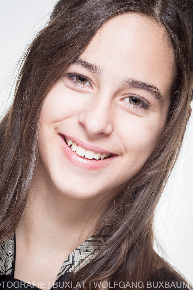 Portrait - junges strahlendes Mädchen