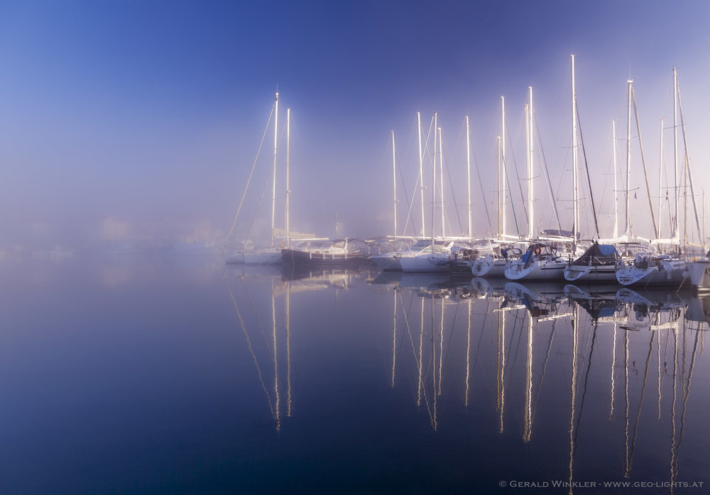 Masten im Herbstnebel