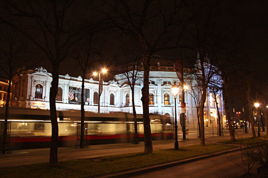Bahn fährt ins Burgtheater