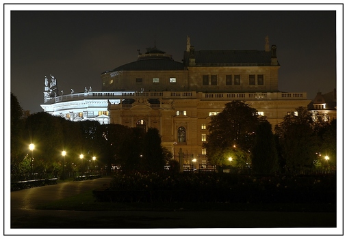 Burgtheater bei Nacht