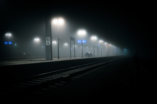 Einsamer Bahnsteig bei Nacht und Nebel