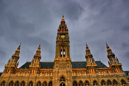 Wiener Rathaus abends