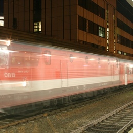 Zug fährt aus