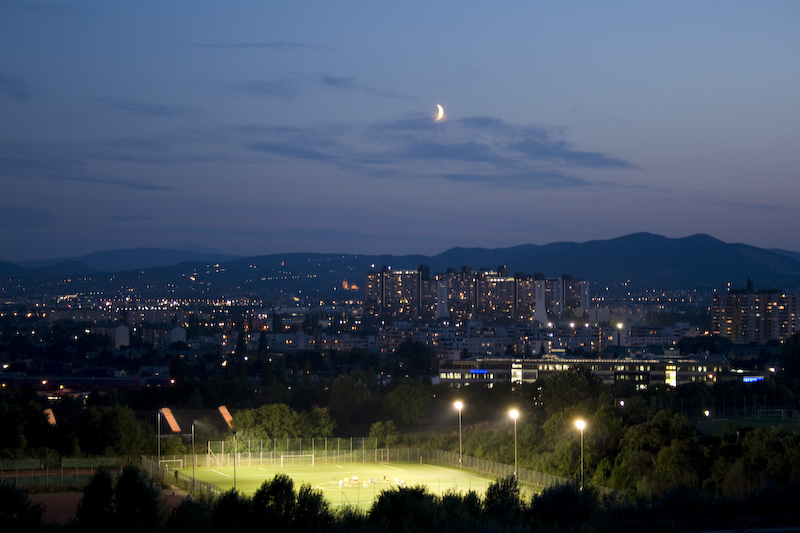 Fußball bei Sonnenuntergang