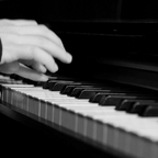 piano [ˈpi̯aːno]