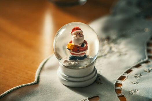 Closeup einer Schneekugel mit Santa