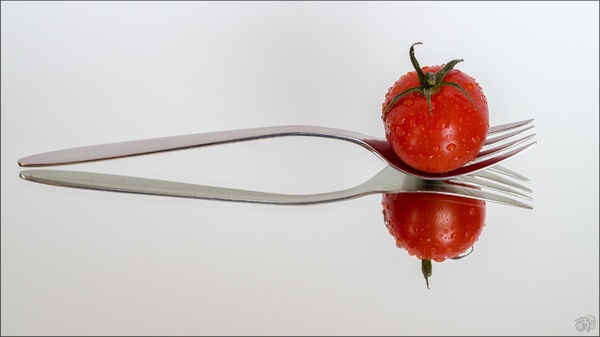 Tomato with drops