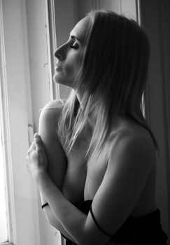 Nika am Fenster 02