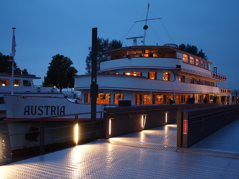 Neuer Anleger, altes Schiff, das immer noch seinen Dienst verrichtet