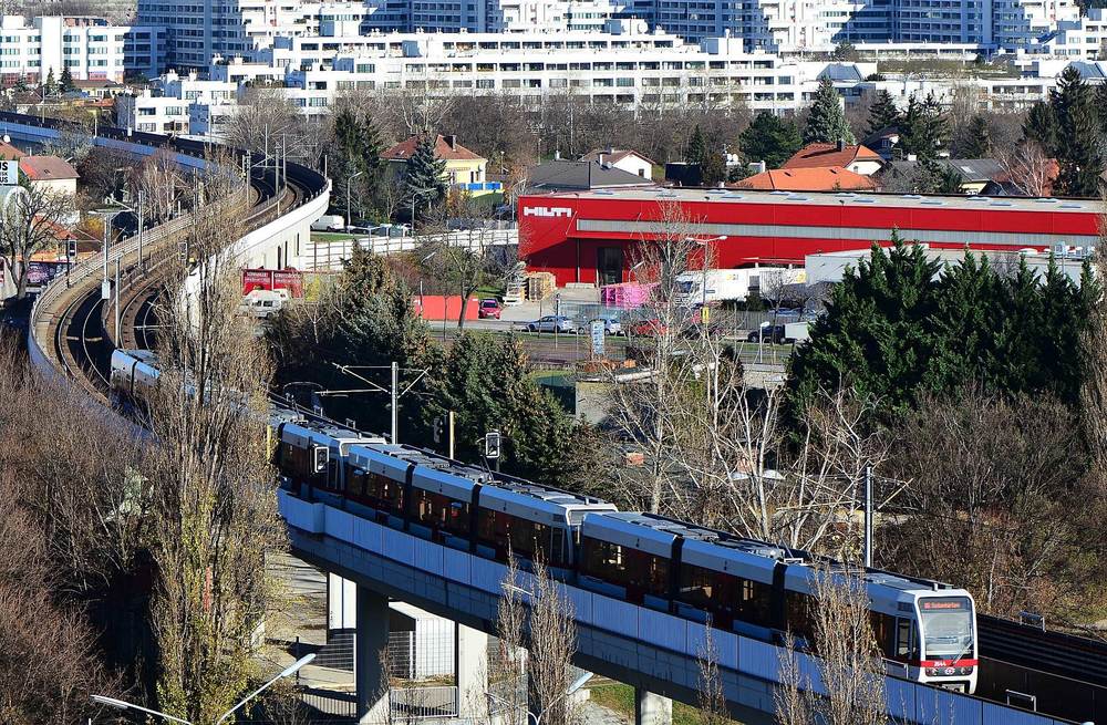 U6 vor dem Wohnpark Alt Erlaa