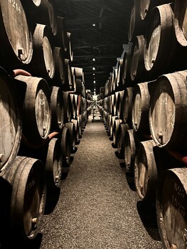 In den Tiefen des Portweinkellers reift nicht nur der Wein, sondern auch die Zeit.