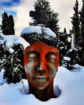 Gesicht am Friedhof
