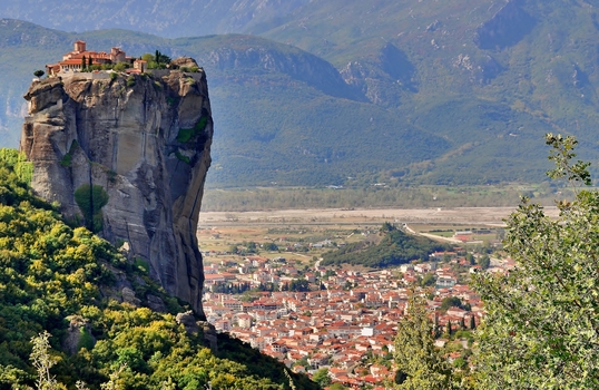 Kloster Agia Triada (Meteora) / Thessalien / Griechenland (4) mit der Stadt Kalambaka (Meteora)