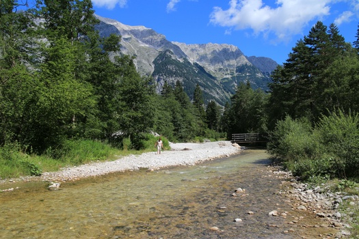 Einfach nur ein Fluss - Bergbild in Tirol