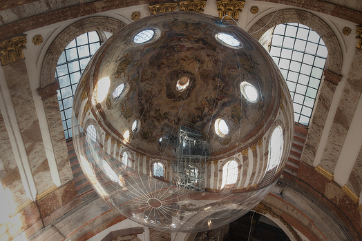 Riesenkugel in der Karlskirche