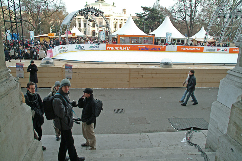 f.at truppe am rathausplatz