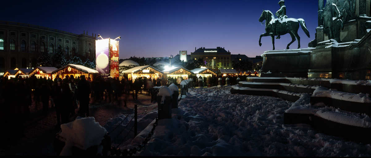Weihnachtsdorf am Maria Theresia Platz