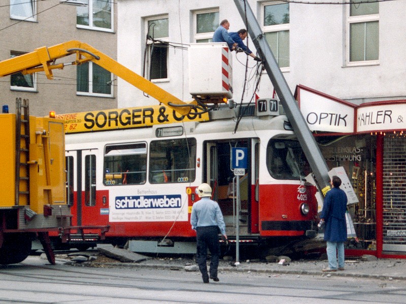 Straßenbahn auf Gehsteig