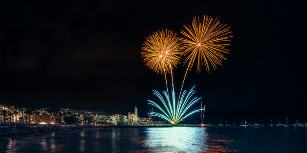 Feuerwerk als Höhepunkt eines Stadtfestes in Spanien