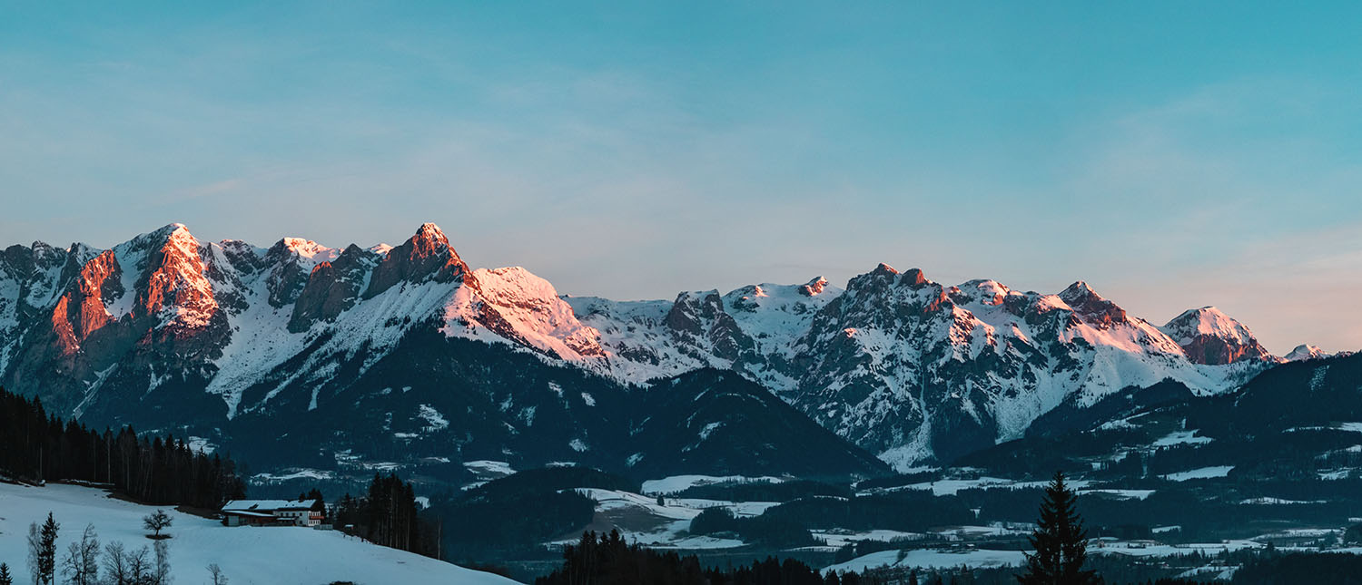 Ein Balkon mit Aussicht auf das Tennengebirge