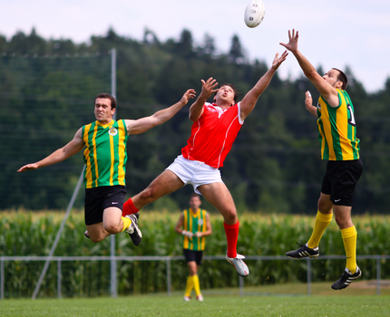 Fliegende Männer in ihren tollkühnen ... Dressen!?
