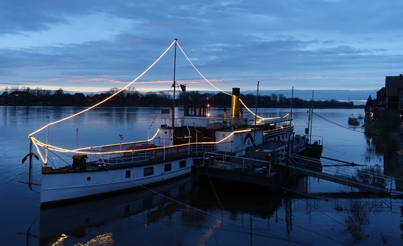 Raddampfer auf der Elbe bei Lauenburg in der blauen Stunde