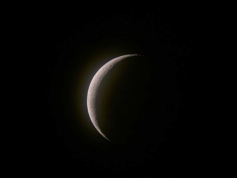 Mond durch Teleskop