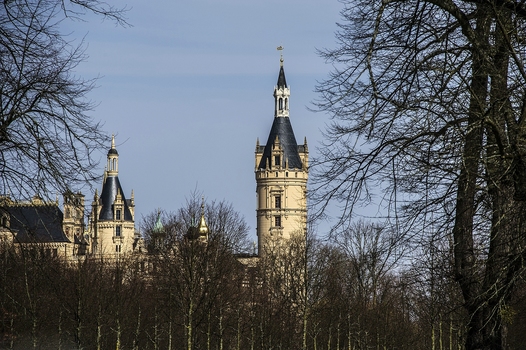hinter hohen Hecken