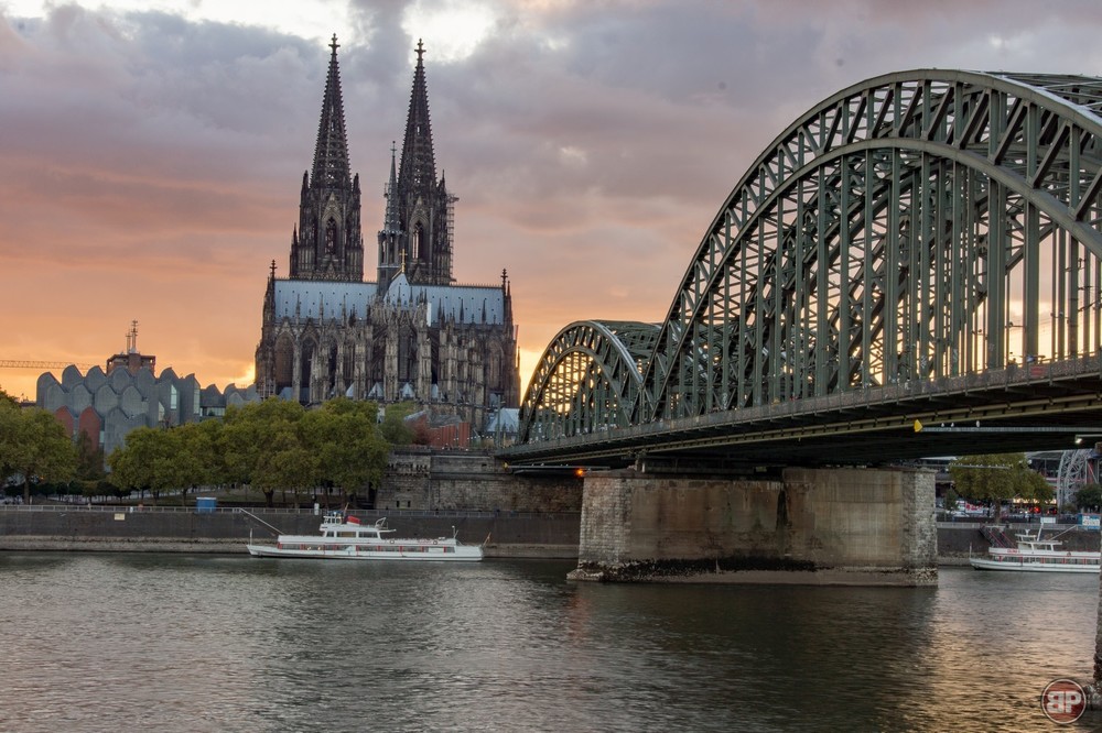 Kölner Dom bei Sonnenuntergang