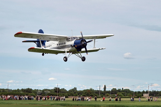Antonov A-2 im Tiefflug