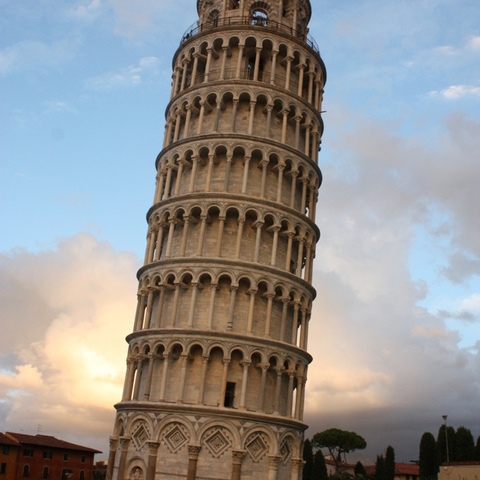 der schiefe Turm hebt ab