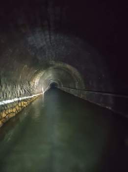 Wasser im Eisenbahn Tunnel