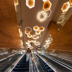 Mann auf Rolltreppe