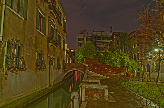 Platzerl in Venedig bei Nacht