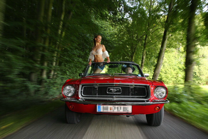 Altes Auto / Junge Frau