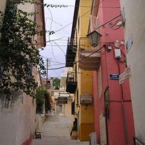 schmale Gasse in Karpathos