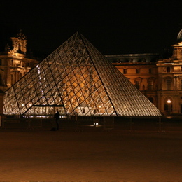 Louvre bei Nacht