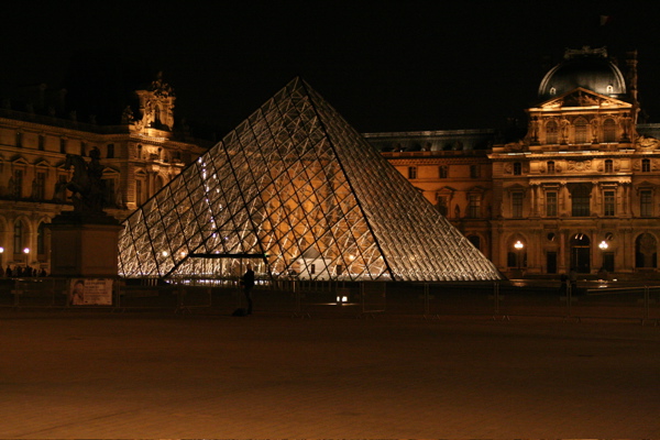 Louvre bei Nacht