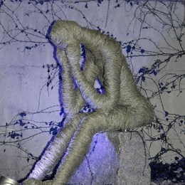 "Sitzende Skulptur"