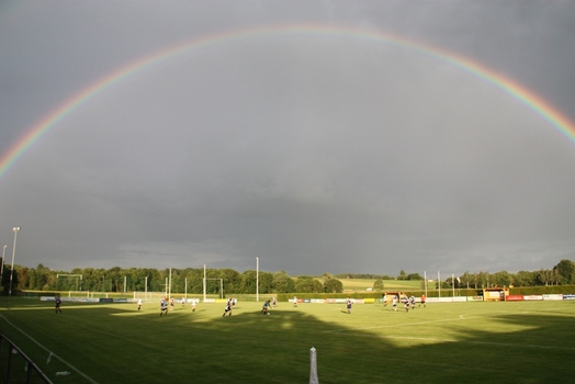 Regenbogen über dem spiel
